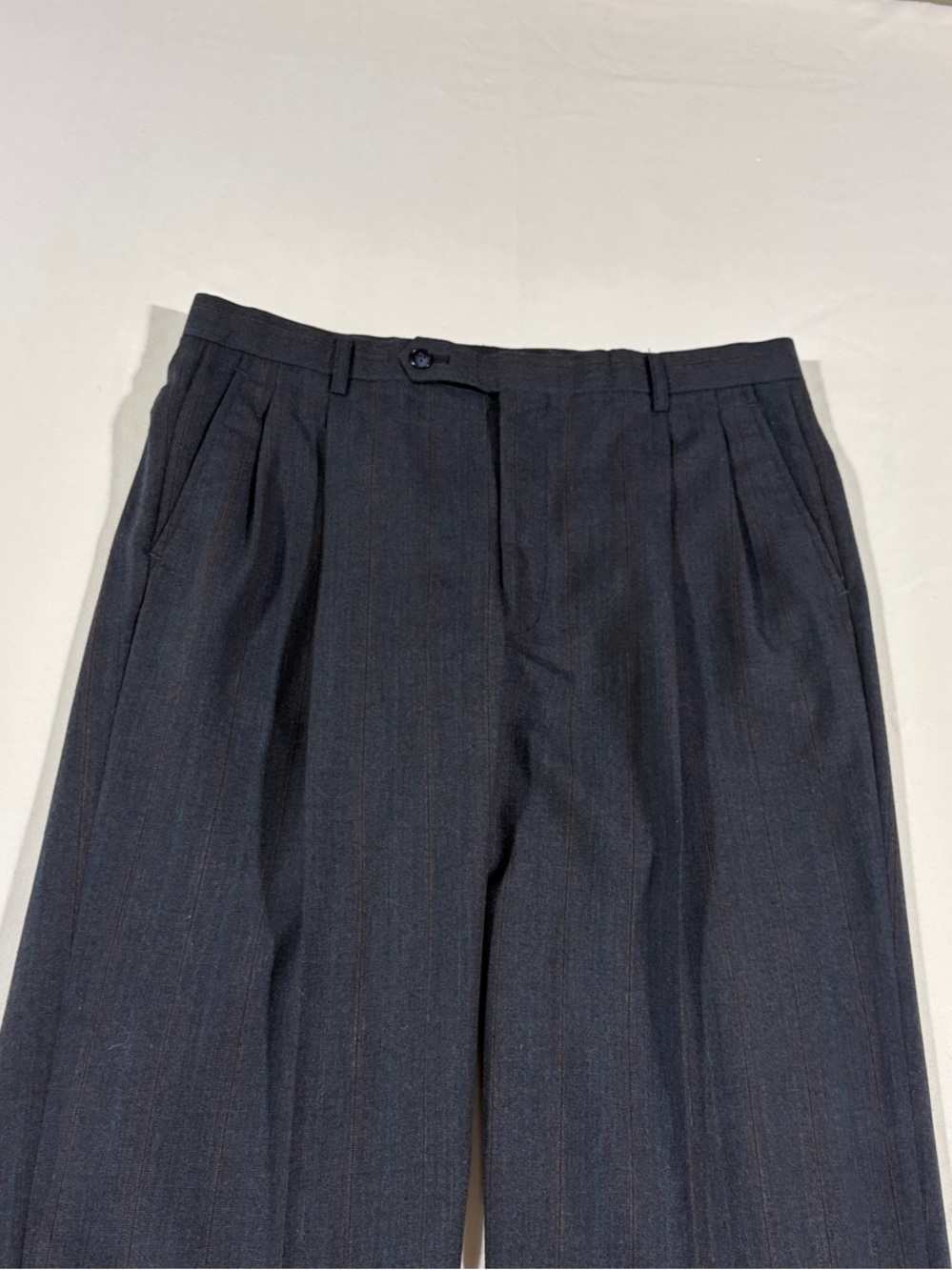 Classic Men's Dark Gray Two-Piece striped Suit - Style 40R x 34” pants - Picture 12 of 15